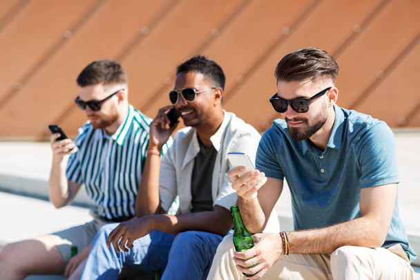 men with smartphones drinking beer on street - Foto, Imagen