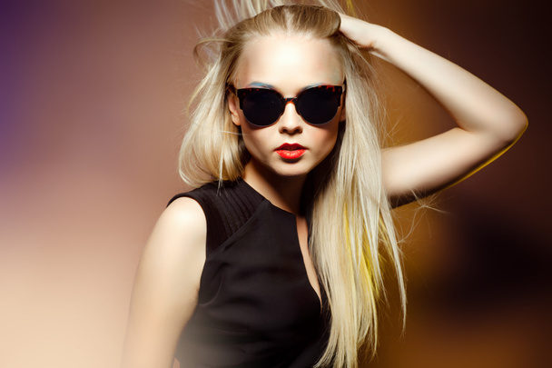 Fashion woman in sunglasses, studio shot. Professional makeup - Фото, зображення
