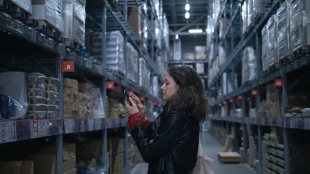 Schöne Dame steht in Kaufhaus auf der Suche nach Waren - Filmmaterial, Video