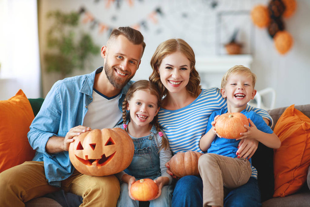 família feliz mãe pai e filhos se preparam para o Halloween d
 - Foto, Imagem