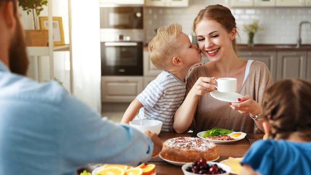 Familie Mutter Vater und Kinder frühstücken in Küche in m - Foto, Bild