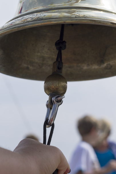 Крупный план корабельного колокола из латуни
 - Фото, изображение