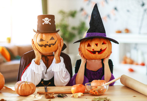 Halloween koncepció. boszorkányok és VAM-nak öltözött emberek - Fotó, kép