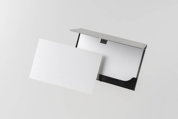 Rozsdamentes acél esetében az üzleti kártyák elszigetelt fehér háttér mockup. - Fotó, kép