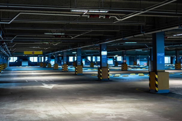 aparcamiento subterráneo vacío garaje
 - Foto, Imagen