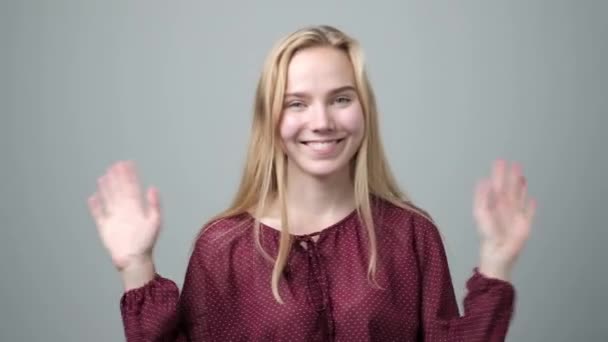 Fiatal kaukázusi szőke nő integetett kezek, üdvözölve a barátja. - Felvétel, videó