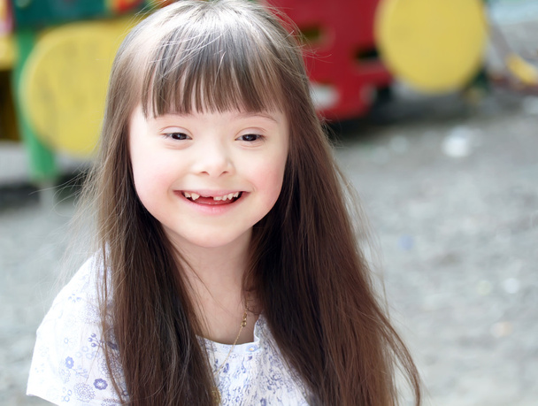 Çocuk parkında güzel bir genç kızın portresi - Fotoğraf, Görsel