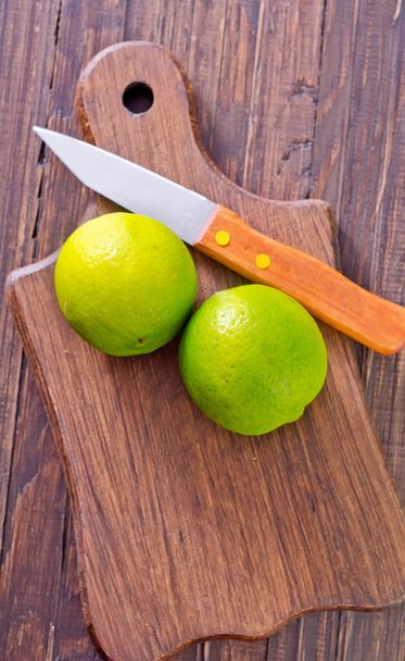 Limes on a wooden board - Zdjęcie, obraz