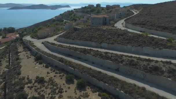 Puste ulice i puste opuszczone wille na greckiej wyspie Lemnos - Materiał filmowy, wideo
