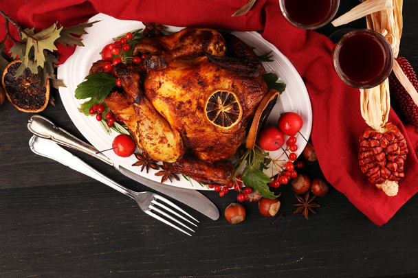 gebackener Truthahn oder Huhn. die Weihnachtstafel wird mit einem tu serviert - Foto, Bild