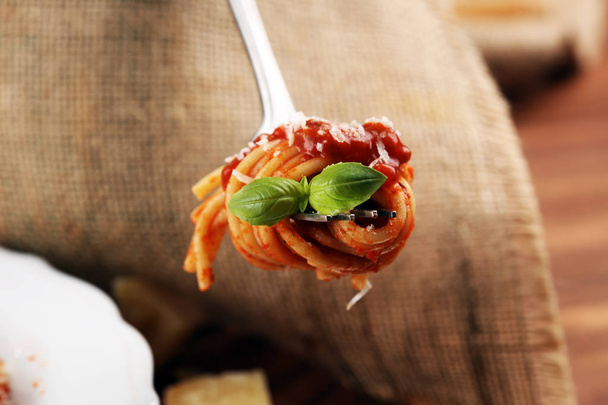 Piatto di deliziosi spaghetti alla bolognese o alla bolognese con salato
 - Foto, immagini