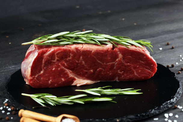 Steak roh. Barbecue Rib Eye Steak oder Rumpsteak auf dunklem rustikalem T - Foto, Bild