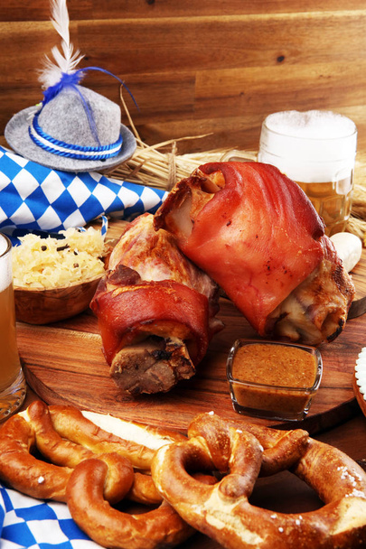 Традиційні страви німецької кухні, Schweinshaxe смаженої шинки скакального суглоба. Пиво, - Фото, зображення