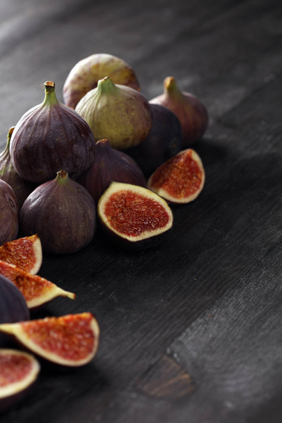 Figos frescos. Foto da comida. figos inteiros e fatiados em belo rusti
 - Foto, Imagem