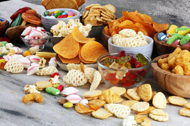 salzige Snacks. Brezeln, Pommes, Cracker und Bonbons auf dem Tisch - Foto, Bild