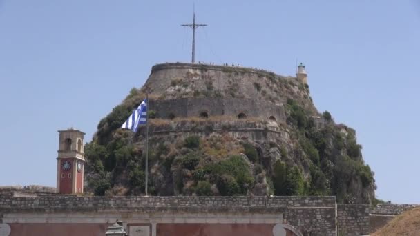 Torre de relógio abandonada na fortaleza velha em Corfu com bandeira grega, cidade de Corfu, Grécia
 - Filmagem, Vídeo