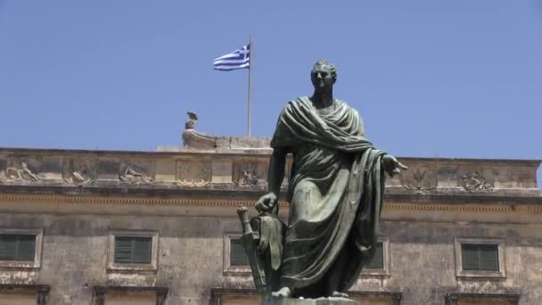 Korfu-město, Řecko: socha sira Fredericka Adama před palácem svatého Michala a svatého Jiří - Záběry, video