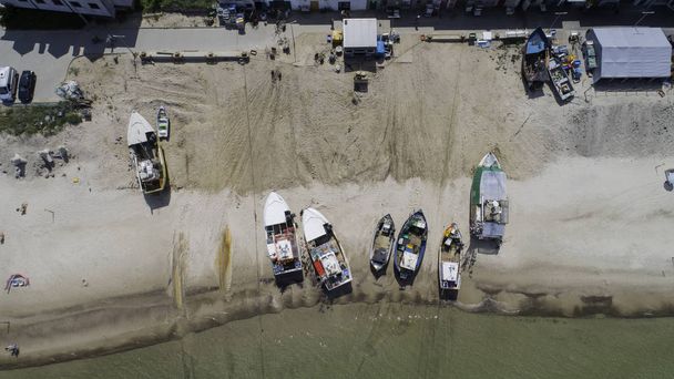 Рыбацкие лодки, стоящие на пляже в порту и летний курорт в Хлопе
 - Фото, изображение