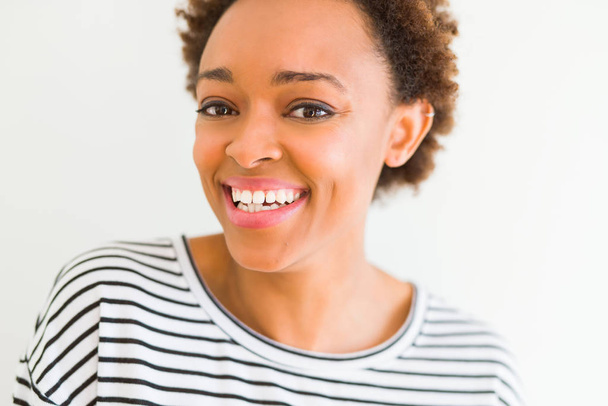 Belle jeune femme afro-américaine souriante confiante à la caméra montrant des dents sur fond blanc isolé
 - Photo, image