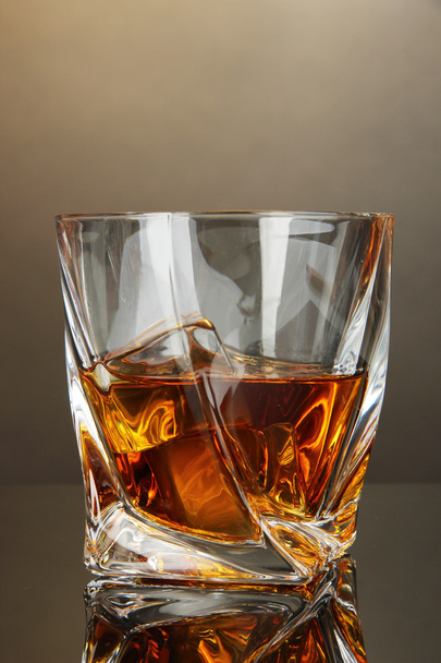Glass of whiskey, on dark background - Foto, Imagen