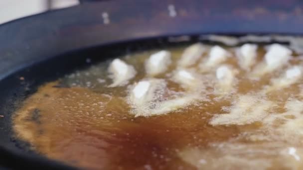 Fresh whole floured fish deep frying - Imágenes, Vídeo