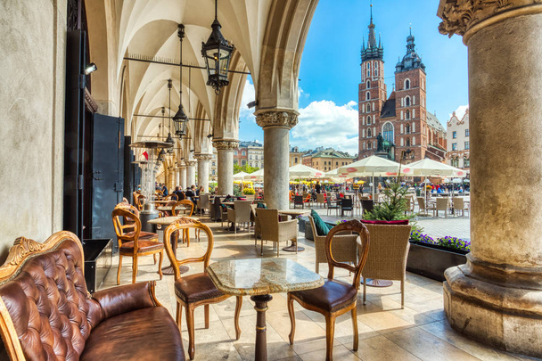 Bazylika Mariacka na głównym placu krakowskim w ciągu dnia, KR - Zdjęcie, obraz