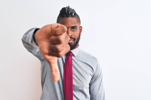 African american businessman with braids wearing tie standing over isolated white background looking unhappy and angry showing rejection and negative with thumbs down gesture. Bad expression. - Foto, Imagen