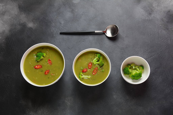 Healthy Vegan Creamy blended vegetable Soup puree with broccoli, celery, peas and carrots . Green detox soup concept. Low-fat lunch. - 写真・画像