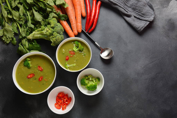 Healthy Vegan Creamy blended vegetable Soup puree with broccoli, celery, peas and carrots . Green detox soup concept. Low-fat lunch. - 写真・画像