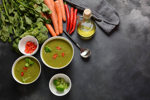 Healthy Vegan Creamy blended vegetable Soup puree with broccoli, celery, peas and carrots . Green detox soup concept. Low-fat lunch. - Valokuva, kuva