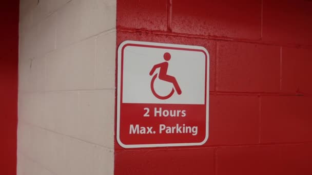 Beweging van rood twee uur maximaal parkeer teken op de muur  - Video