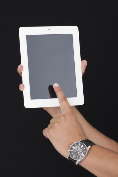 de digitale tablet met index vinger aanraken - Foto, afbeelding