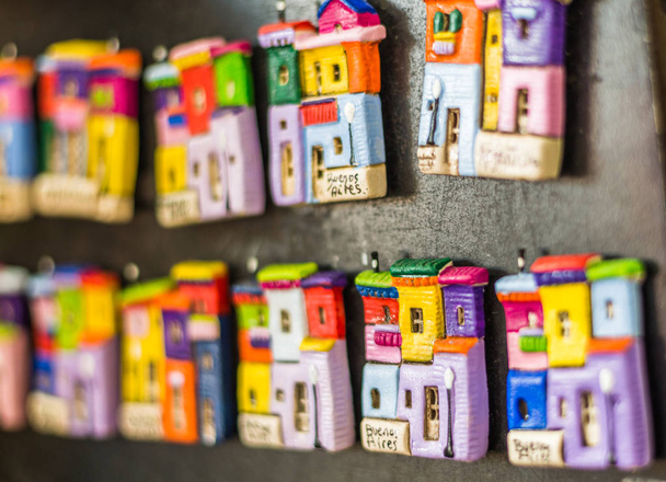 Aimants de réfrigérateur avec des maisons colorées traditionnelles à La Boca, Buenos Aires
. - Photo, image