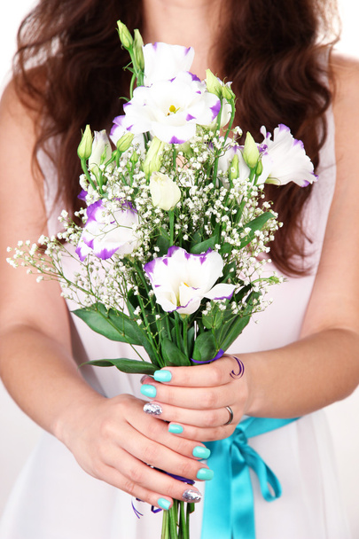 Woman holding bouquet, close-up - Фото, зображення