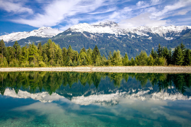 tiszta hegyi tó Lienz Ausztriában - Fotó, kép