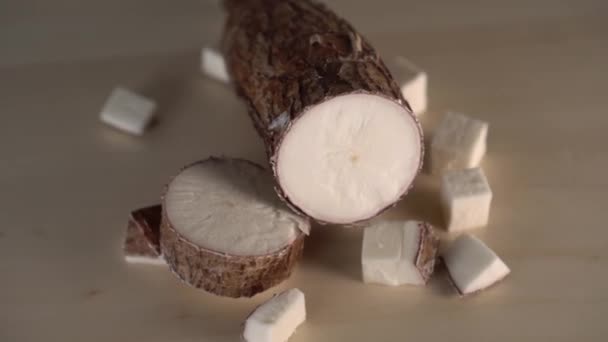 Yucca root on a wooden kitchen board. Healing Exotic Ingredients - Imágenes, Vídeo