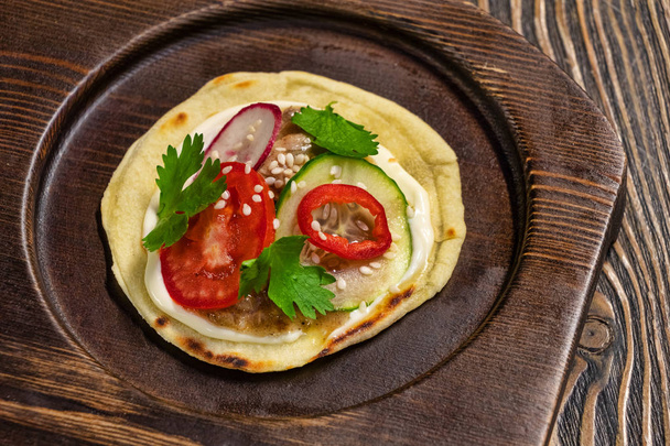 Kuchnia Meksykańska, Taco z pomidorem, ogórkiem i pieprzem na drewnianej tacy - Zdjęcie, obraz