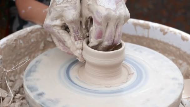 filmato di persona che forma argilla sulla ruota della ceramica
. - Filmati, video