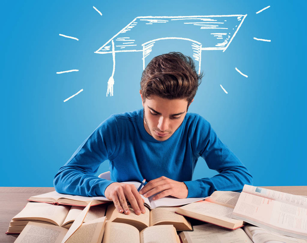 Estudiante piensa en su graduación durante el estudio
 - Foto, imagen