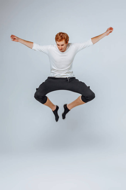 человек прыгает на светлом фоне
 - Фото, изображение