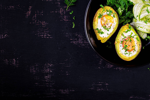 Авокадо с яйцом и свежим салатом. Вегетарианские блюда. Вид сверху, сверху. Кетогенная диета. Кето
 - Фото, изображение