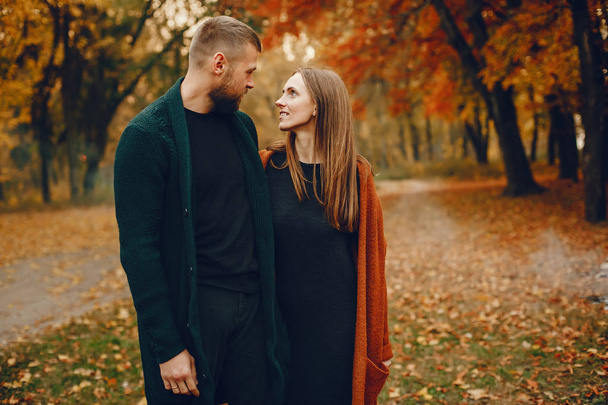 Elegant couple spend time in a autumn park - Foto, Imagen