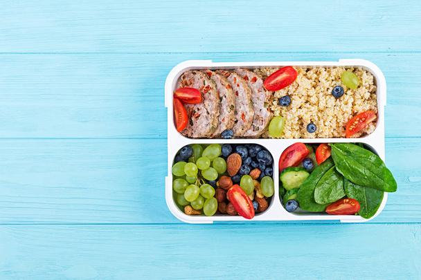 Öğle yemeği kutusu köfte, bulgur, fındık, domates ve meyve. Sağlıklı fitness yemekleri. Al. Lunchbox. Üstte görüntü - Fotoğraf, Görsel