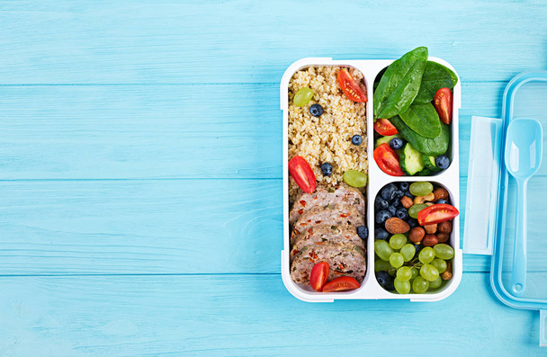 Öğle yemeği kutusu köfte, bulgur, fındık, domates ve meyve. Sağlıklı fitness yemekleri. Al. Lunchbox. Üstte görüntü - Fotoğraf, Görsel