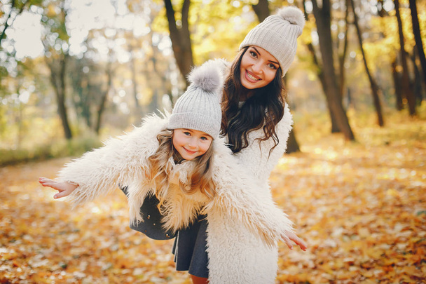 Cute and stylish family in a autumn park - Foto, Bild