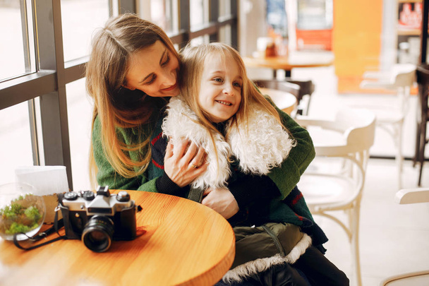 Cute and stylish family in a cafe - Фото, изображение