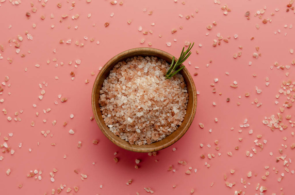 Розовая гималайская соль в маленькой миске на розовом фоне
 - Фото, изображение