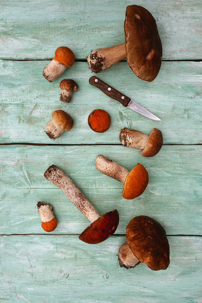 fresh mushrooms on wooden surface - Zdjęcie, obraz