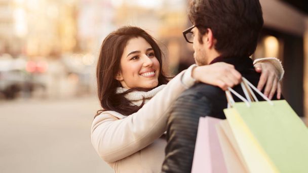Amando donna abbracciare marito dopo lo shopping, spazio libero
 - Foto, immagini