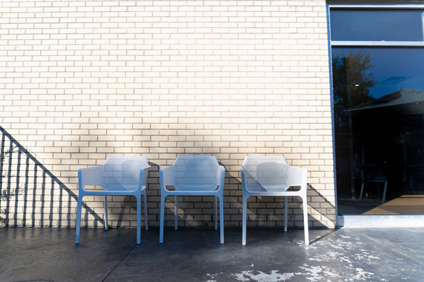 Pov bir tuğla duvara karşı kentsel açık kafe oturma bakıyor - Fotoğraf, Görsel